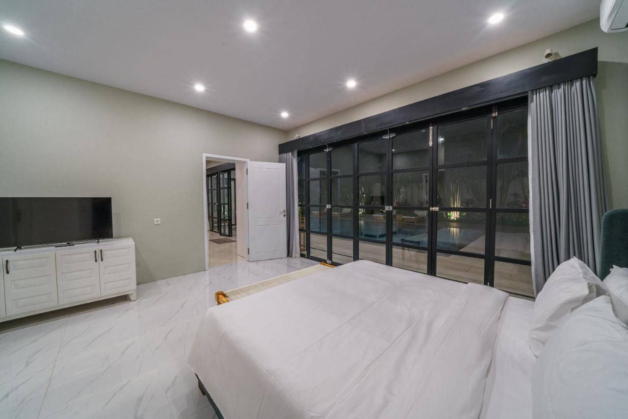 Villa Okenada - Modern 5-Bedroom Pool Villa In Berawa! 坎古 外观 照片